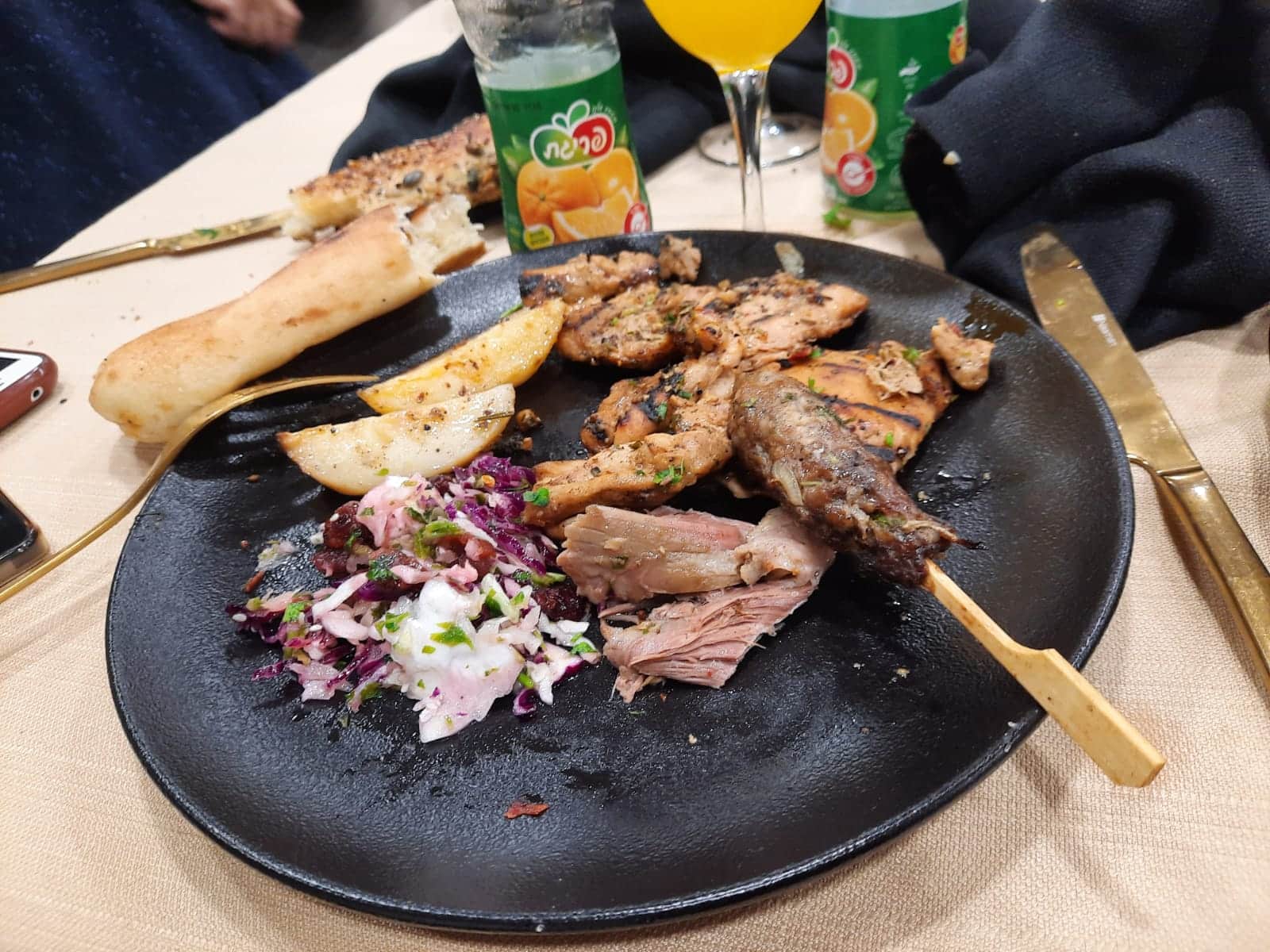 מגוון סלטים ומטבלים על שולחן ערוך